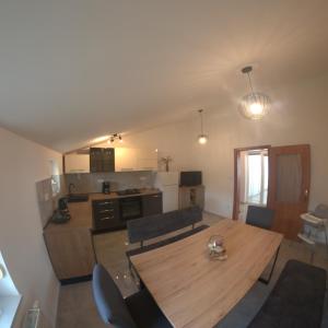 Kuchnia lub aneks kuchenny w obiekcie Apartmani Sandra Malinska