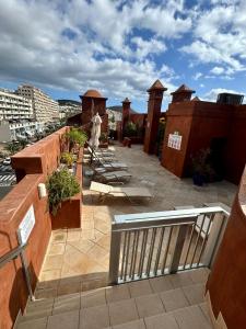 un patio en la azotea con una estatua en un edificio en Dream home Beny, en Palm-mar