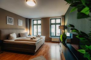 una camera da letto con un letto e due finestre di Luga Homes - Karli a Lipsia