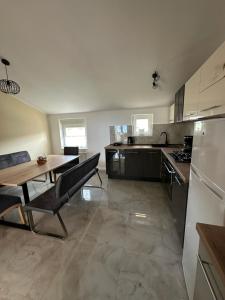 Kuchnia lub aneks kuchenny w obiekcie Apartmani Sandra Malinska