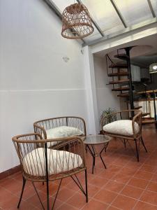 two chairs and a table in a room at Casa Moras in Necochea