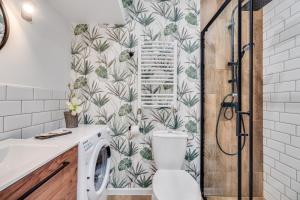 y baño con lavadora y secadora. en Stylove Sunset, en Opole