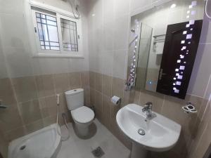 Ένα μπάνιο στο فندق ورد الششة - WRD Al Shisha Hotel +26 φωτογραφίες