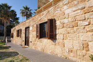 拜特龙Dar24的砖砌的建筑,设有窗户和人行道