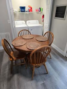 una mesa de comedor con sillas y electrodomésticos en una habitación en Holly House Cleveland, en Cleveland 19 fotos más