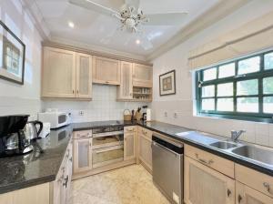 Dapur atau dapur kecil di Villa Tamarind