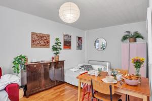 une cuisine et un salon avec une table et une salle à manger dans l'établissement Design District w Free Parking Garage, Balcony, Netflix, 200m tram&bus, à Helsinki 21 autres photos