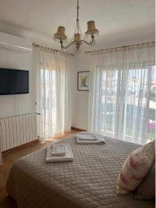 Un televizor și/sau centru de divertisment la Praia da Luz Mandeliu Exclusive 5 Star Private Villa Heated Pool