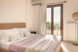 Ένα ή περισσότερα κρεβάτια σε δωμάτιο στο Avithos-Aethra +27 φωτογραφίες