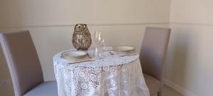 カターニアにあるB&B San Pancrazio hotelHouseのテーブル(椅子2脚付) +30枚の写真