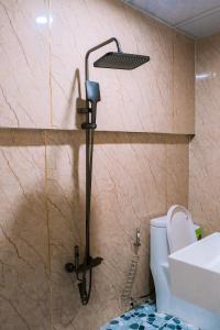 Koupelna v ubytování Hiếu Sang 68 Hostel & Villas Seaview Bến tàu Rạch Giá Harbor City