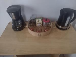 a wooden table with two coffee makers and a basket of glasses at Alugo casa para Argentinos, espaço inteiro in São Gabriel