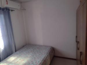 a small bedroom with a bed and a window at Alugo casa para Argentinos, espaço inteiro in São Gabriel