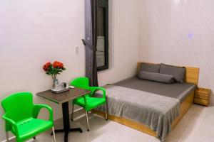 Postel nebo postele na pokoji v ubytování Hiếu Sang 68 Hostel & Villas Seaview Bến tàu Rạch Giá Harbor City