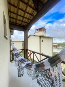 un'amaca sul balcone di una casa di Chale Lady Beatriz Aconchego e Paz nos Lencois MA a Santo Amaro