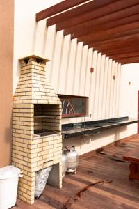 un forno per pizza in mattoni seduto sopra un patio di Chale Lady Beatriz Aconchego e Paz nos Lencois MA a Santo Amaro