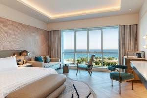 Postel nebo postele na pokoji v ubytování Le Meridien Al Aqah Beach Resort
