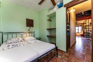 A bed or beds in a room at Castle Tower apartment in rural holiday park 'Picasso'