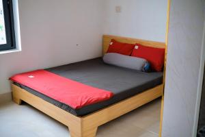 Postel nebo postele na pokoji v ubytování Hiếu Sang 68 Hostel & Villas Seaview Bến tàu Rạch Giá Harbor City