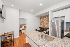 eine Küche mit einem Kühlschrank und ein Wohnzimmer in der Unterkunft Sleep like a King - OTR- Free Light Rail ! in Cincinnati