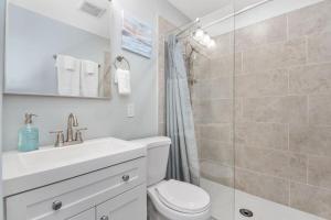 ein Badezimmer mit Toilette, Waschbecken und Dusche in der Unterkunft Sleep like a King - OTR- Free Light Rail ! in Cincinnati + 17 Fotos
