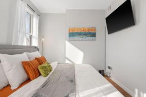 Ein Bett oder Betten in einem Zimmer der Unterkunft Sleep like a King - OTR- Free Light Rail !