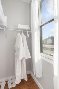 ein Zimmer mit weißen Handtüchern und einem Fenster in der Unterkunft Sleep like a King - OTR- Free Light Rail ! in Cincinnati