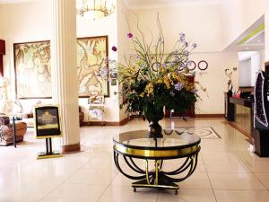 TV a/nebo společenská místnost v ubytování Kingdom Hotel