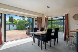 Un comedor con mesa y sillas en On Par in Kinloch, en Kinloch