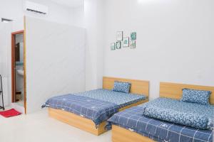 Postel nebo postele na pokoji v ubytování Hiếu Sang 68 Hostel & Villas Seaview Bến tàu Rạch Giá Harbor City