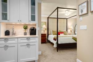 Ένα ή περισσότερα κρεβάτια σε δωμάτιο στο Bed & Breakfast on Tiffany Hill