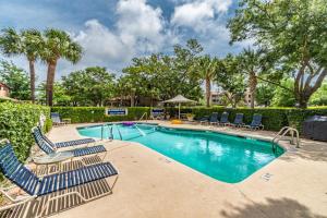 una piscina con tumbonas y una piscina con sauna en 7135 Harbourside II In the heart of dining and shopping Harbour View Sleeps 4 Shelter Cove, en Hilton Head Island