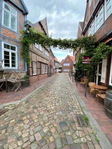 an empty cobblestone street in an old town at Buxtehude Altstadt Wohnung 82qm! 5 Schlafplätze! in Buxtehude