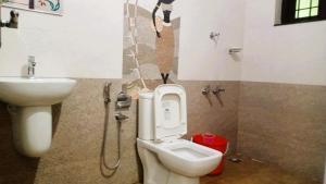 Phòng tắm tại Classic Cochin Airport Hotel +7 ảnh