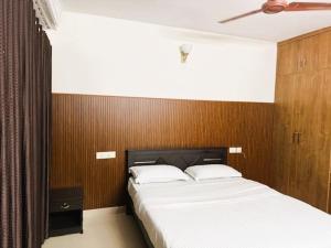 Giường trong phòng chung tại Classic Cochin Airport Hotel