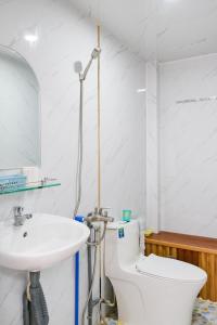Koupelna v ubytování Hiếu Sang 68 Hostel & Villas Seaview Bến tàu Rạch Giá Harbor City