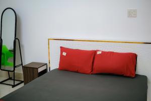 Postel nebo postele na pokoji v ubytování Hiếu Sang 68 Hostel & Villas Seaview Bến tàu Rạch Giá Harbor City