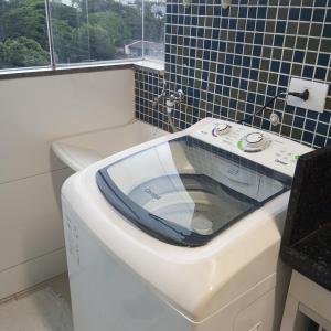 eine Toilette mit Glasdeckel im Badezimmer in der Unterkunft Apartamento em Maringá zona 07, próximo da universidade UEM in Maringá + 44 Fotos