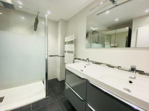 Koupelna v ubytování Appartement YELLOW proche de la gare de Perpignan + 7 fotografií