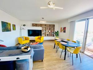 TV a/nebo společenská místnost v ubytování Appartement YELLOW proche de la gare de Perpignan
