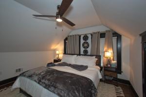 une chambre avec un lit et un ventilateur de plafond dans l'établissement The Navel Nalle - Downtown Bungalow, Patio, Parking, à Charlottesville