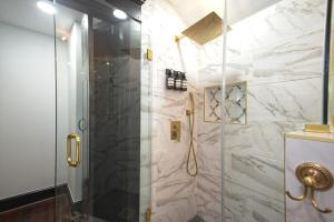 une salle de bain avec une douche avec une porte vitrée dans l'établissement The Navel Nalle - Downtown Bungalow, Patio, Parking, à Charlottesville 34 autres photos