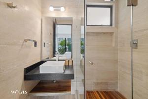 トゥルムにある2 BR Apartment with Spacious Loft Close from Beach Zoneの洗面台と鏡のあるバスルーム