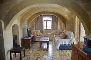 アーブにあるJenkins Holiday Farmhouseのソファとテーブルのあるリビングルーム