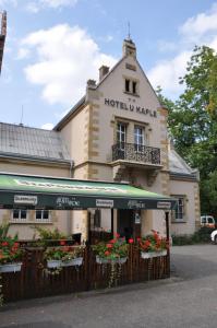 un kake d'hotel con fiori di fronte a un edificio di Hotel U Kaple a Děčín