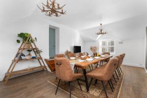 ein Esszimmer mit Tisch und Stühlen in der Unterkunft The Postmaster's Retreat in Mickleton