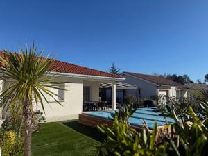 dom z basenem na podwórku w obiekcie Belle Maison MALOU climatisée calme, piscine, jacuzzi 3km plage Labenne Capbreton w mieście Labenne