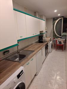 Kuchyňa alebo kuchynka v ubytovaní Gran Vía flat