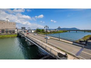 eine Brücke über einen Fluss mit Autos darauf in der Unterkunft Nobeoka Royal Hotel - Vacation STAY 19300v in Nobeoka