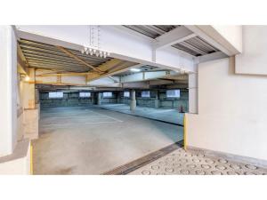 ein leerer Parkplatz in einem Parkhaus in der Unterkunft Nobeoka Royal Hotel - Vacation STAY 19300v in Nobeoka